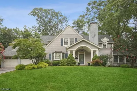 12 Edgewood Rd, Edison, NJ 08820