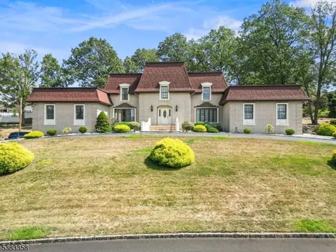 28 Battle Ridge Trl, Totowa, NJ 07512