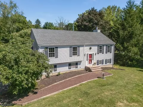 2 Charlotte Dr, Lebanon, NJ 08833