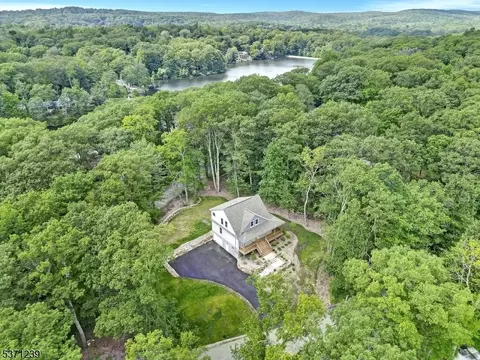 305 Mountainside Dr, Vernon Twp, NJ 07422