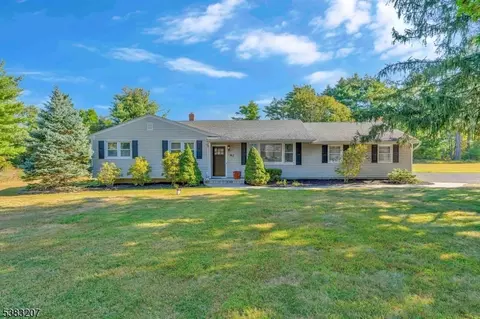 82 Vollers Dr, Somerville, NJ 08876