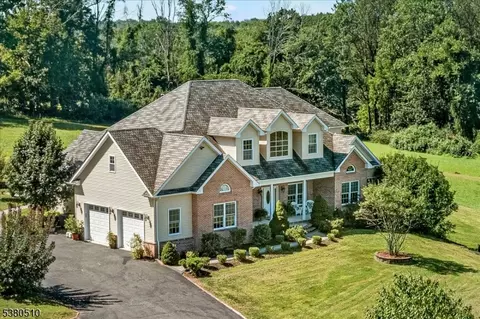 32 Quakertown Rd, Pittstown, NJ 08867