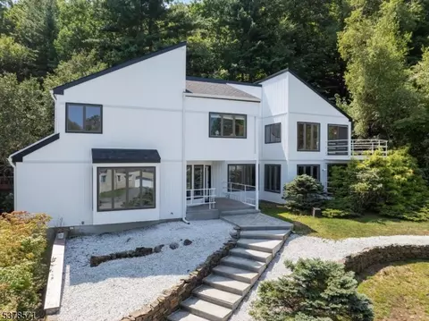 215 Eileen Dr, Cedar Grove, NJ 07009