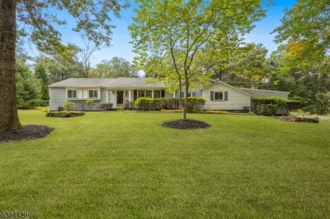 32 Oakland Dr, Whitehouse Station, NJ 08889
