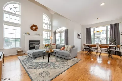 2 Wildflower Ln, Morristown, NJ 07960