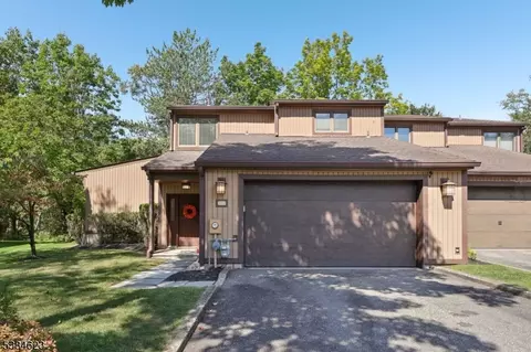 53 Ponds Cir, Wayne, NJ 07470