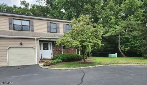 124 Sunrise Dr, Gillette, NJ 07933