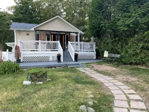 16 Berry Ln, West Milford, NJ 07480