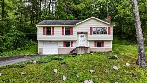 14 Tamarack Rd, Belvidere, NJ 07823