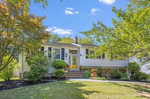 10 Cedar Ln, Succasunna, NJ 07876