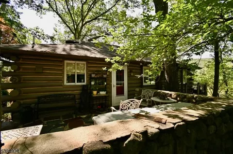 23 Choctaw Trl, Oak Ridge, NJ 07438