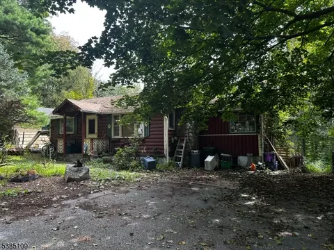 8 Shawondasee Rd, Highland Lakes, NJ 07422