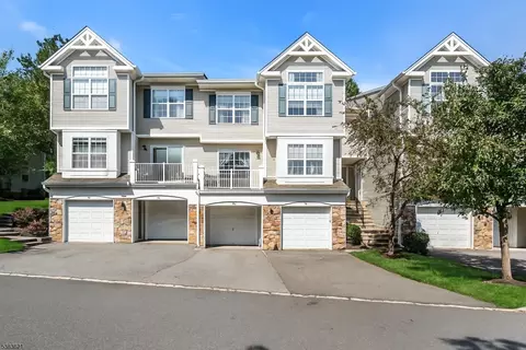 10 Dudley Ct, Green Brook, NJ 08812