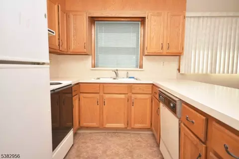 9 Emma Pl, Middlesex, NJ 08846 photo 4