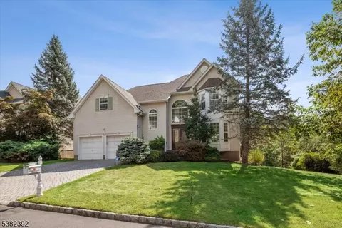 27 Wingate Way, Green Brook, NJ 08812