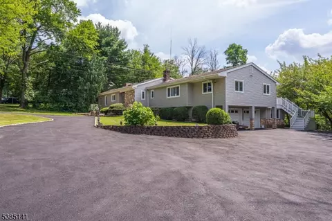 220 Horseshoe Rd, Berkeley Heights, NJ 07922