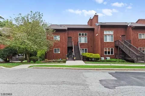5 Port Royal Dr #7, Vernon, NJ 07462