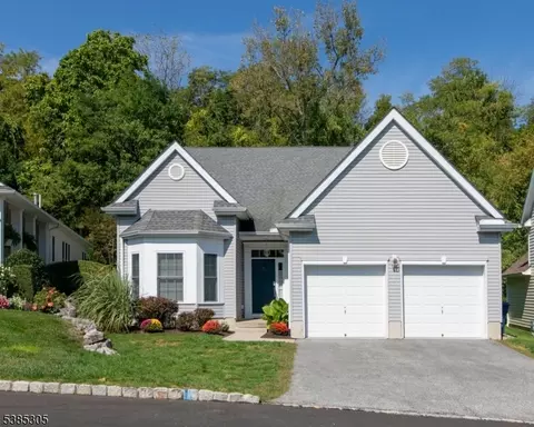 27 Bluffs Ct, Hamburg, NJ 07419