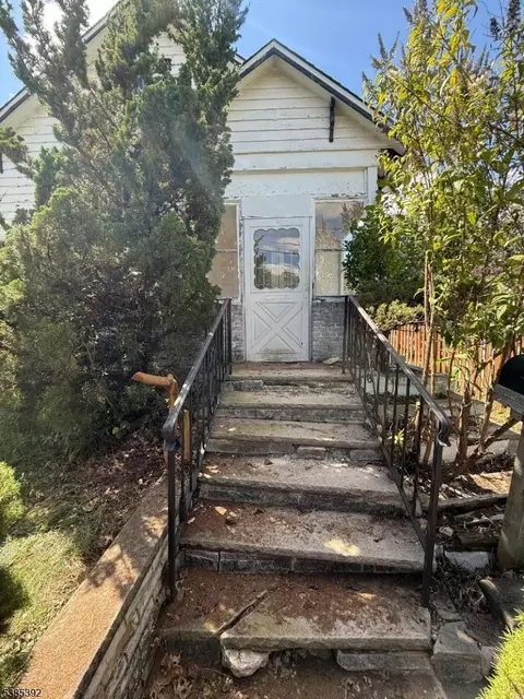 141 Mcfarlane Rd, Colonia, NJ 07067