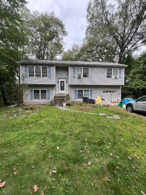 71 Greenhill Rd, Hamburg, NJ 07419