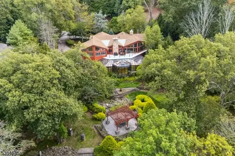 951 Scioto Dr, Franklin Lakes, NJ 07417