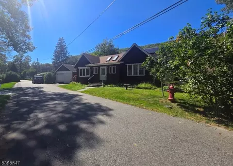 61 Pequot Trl, Oak Ridge, NJ 07438