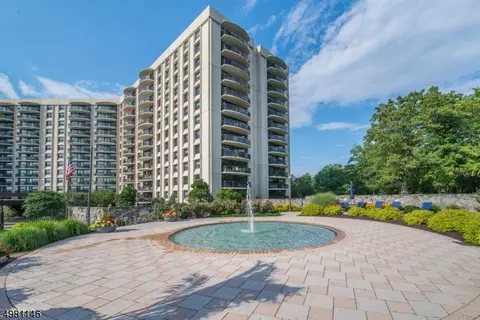 2 Claridge Dr, Verona, NJ 07044