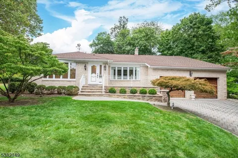 4 Spruce Rd, Caldwell, NJ 07006