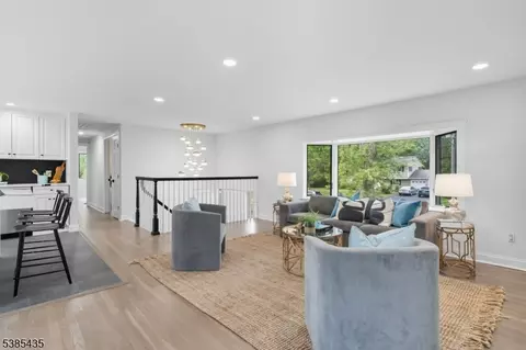 106 Falcon Rd, Livingston, NJ 07039