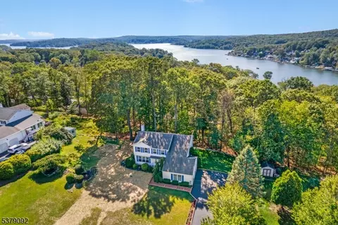 16 Colonial Circle Dr, Lake Hopatcong, NJ 07849