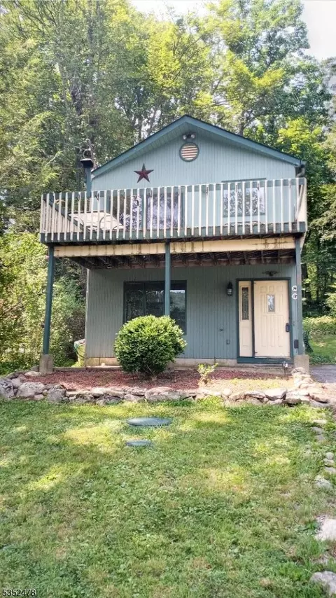 83 Lakeside Dr, Sussex, NJ 07461