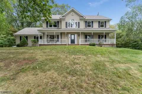 18 Bridle Path Dr, Asbury, NJ 08802