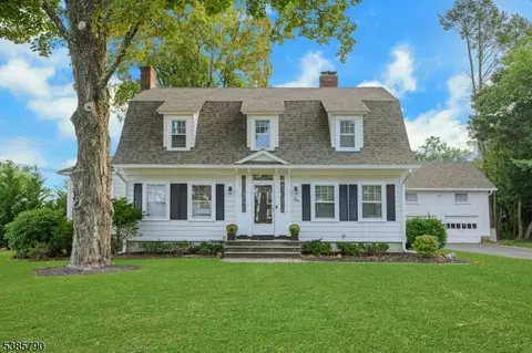 1 Lenape Ct, Pompton Plains, NJ 07444