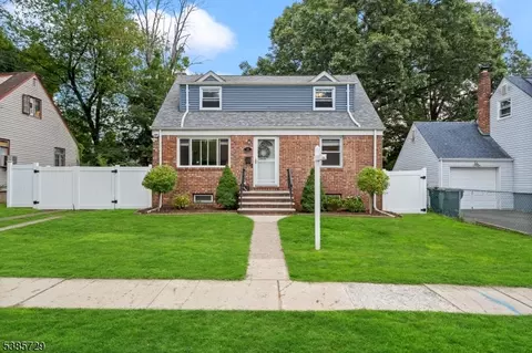 15 Brown Pl, Bergenfield, NJ 07621