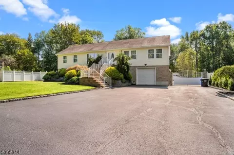 303 Matchaponix Rd, Monroe Township, NJ 08831