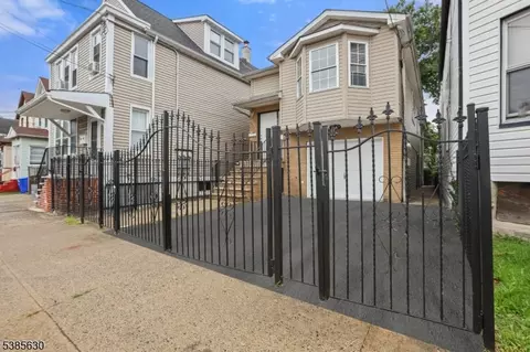 262 S 19th St, Newark, NJ 07103