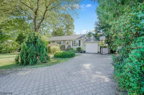 21 Moosepac Ln, Oak Ridge, NJ 07438