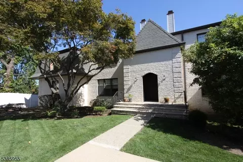 126 Falls Bridge Dr, Totowa, NJ 07512