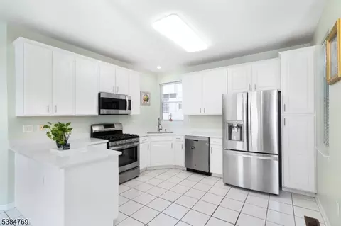 23 Hansom Rd, Basking Ridge, NJ 07920