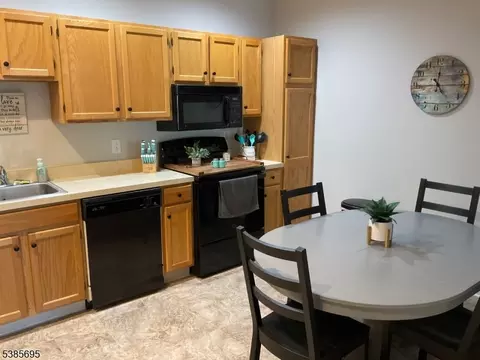 5318 Richmond Rd #318, West Milford, NJ 07480