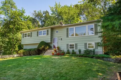 4 Oates Ter, West Caldwell, NJ 07006