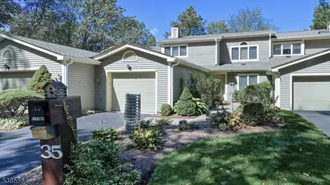 35 Stone Row Ln, Oak Ridge, NJ 07438