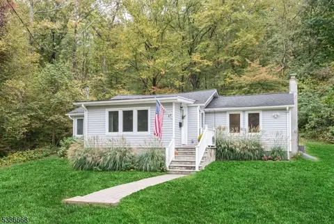 17 Old Woodland Trl, Oak Ridge, NJ 07438