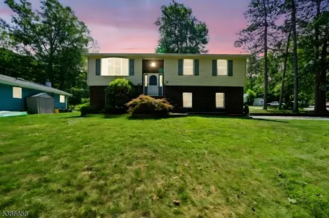 30 Lakeshore Dr, Highland Lakes, NJ 07422