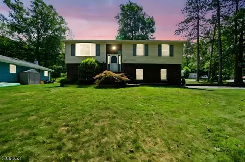 30 Lakeshore Dr, Highland Lakes, NJ 07422