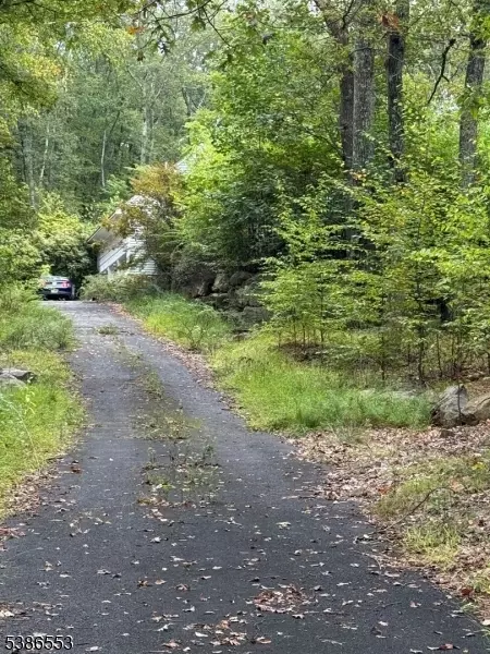 33 Calais Rd, Mendham Twp, NJ 07945