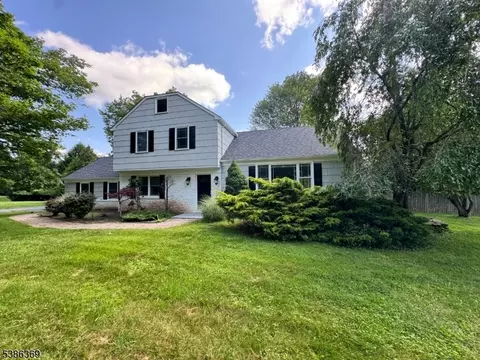 8 Whispering Hills Dr, Clinton Twp, NJ 08801