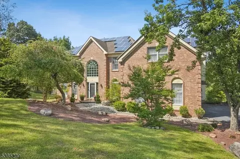 9 Stark Ct, Ringoes, NJ 08551
