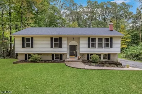 16 Wenatchee Rd, Highland Lakes, NJ 07422