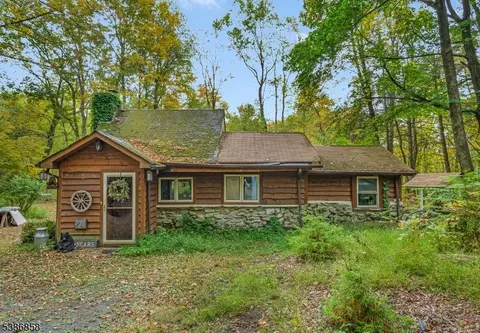 33 Silver Lake Rd, Stockholm, NJ 07460